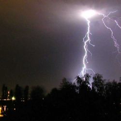 Blesk zapálil na Klatovsku dům a stodolu