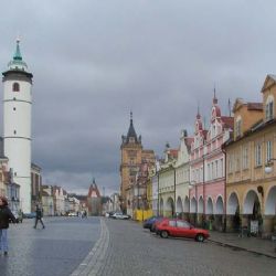 Vandal nakreslil na dům na domažlickém náměstí kosočtverec