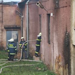 Požár v Holoubkově zničil část podniku, škoda 10 milionů