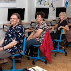 Senioři se v Plzni učí pracovat s počítačem