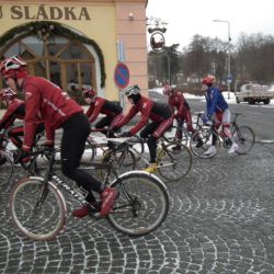 Cyklisté jedou v sobotu na koulení sudů