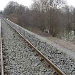 Zloděj ukradl měděná lana z kolejí, nahradil je jinými