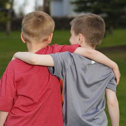 Šumavské děti si hrají na dalším Oranžovém hřišti. Vyrostlo v Petrovicích u Sušice