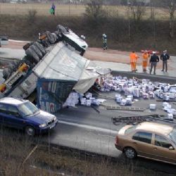 Provoz na dálnici blokoval havarovaný kamion