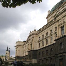 Senioři mohou ve středu získat levné lístky do divadla