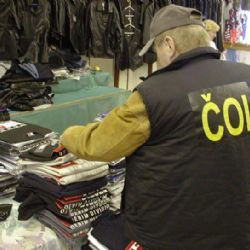 Zaparkovaná vozidla sloužila jako sklad padělků 
