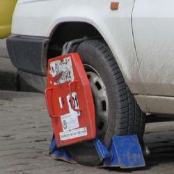 V centru Plzně v úterý začíná čištění ulic, hrozí odtahy
