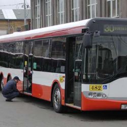 Žena v Plzni zmlátila revizora i policistu