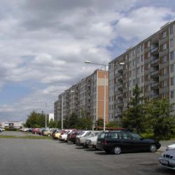 Matka si zabouchla dveře, mimino na balkoně hlídal strážník