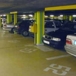 Caddy v garážích na Slovanech zloděj očesal za pět minut