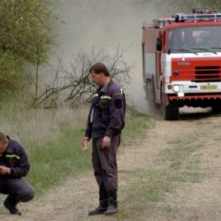 Hasiči likvidují požáry trávy. Je sucho, nevypalujte, varují