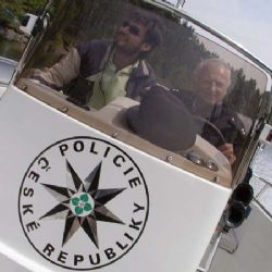 Policisté kontrolují Hracholusky z vodního člunu