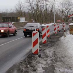 Pozor, klouže to. Zima i v úterý komplikuje situaci řidičům