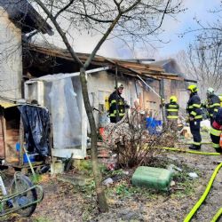Deset hasičských jednotek zasahuje při požáru domu