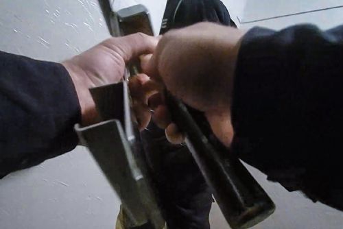 obrázek:Městská policie zachránila nemocného chlapce za zabouchnutými dveřmi