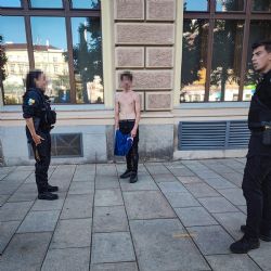 Mladík bez trička surově napadl muže v Sadech Pětatřicátníků