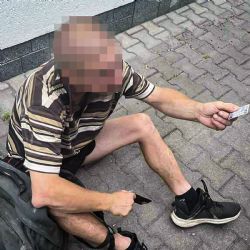 Muž s 4,54 promile alkoholu ležel bezvládně na chodníku