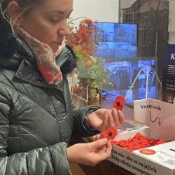 Plzeň se přidává k podpoře válečných hrdinů - kupte si vlčí mák