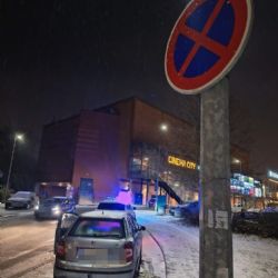 Bez řidičáku a bez technické si parkoval na zákazu zastavení u Plazy