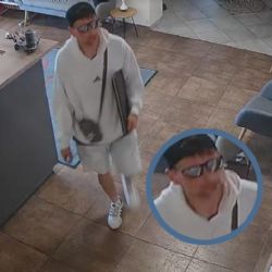 Vloupal se do bytu a pak platil ukradenou kartou, policie žádá o pomoc při pátrání