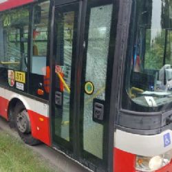Agresor zaútočil na autobus, hrozí mu až rok vězení