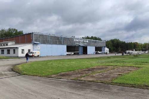 obrázek:Armáda obehnala letiště v Líních plotem - aerokluby zůstávají do příštího roku