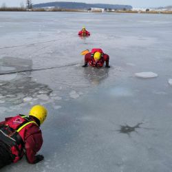 Hasiči varují, pozor na zrádný led!