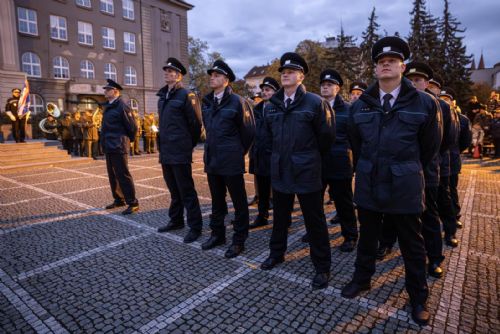 obrázek:Noví hrdinové Plzně - 16 hasičů složilo slavnostní slib
