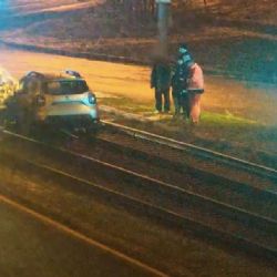 Opilý senior uvízl s Dacií na tramvajových kolejích v Plzni