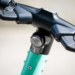 Požár v Sedleci - elektrokoloběžka zničila auta za 1,5 milionu