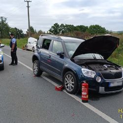 Riskantní předjíždění traktoru způsobilo nehodu u Spáleného Poříčí