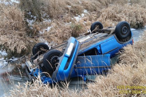 obrázek:U Dnešic se objevil převrácený Opel v potoce, řidič zmizel