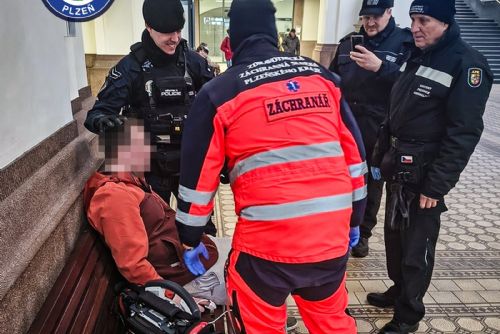 obrázek:Bezvládný na nádraží v Plzni zachráněn městskou policií