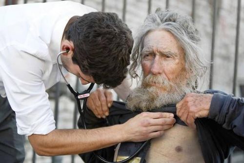 obrázek:DEPO 2015 v Plzni volá o pomoc, chybí obvazy a pánské zimní oblečení