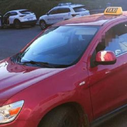 Muž s zákazem řízení chycen v ukradeném TAXI