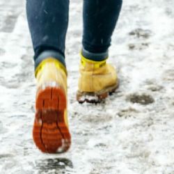 Pohotovost kvůli sněhu, trasy k nemocnicím, úřadům a MHD se uklízejí přednostně