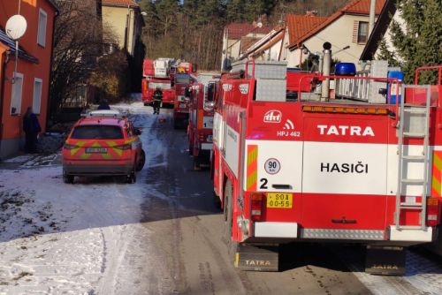 obrázek:Při požáru v Dnešicích uhynul pes, ostatní zvířata hasiči zachránili