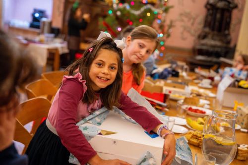 obrázek:Rozdávejte radost s Krabicí od bot - pomoc až pro 65 tisíc dětí v nouzi