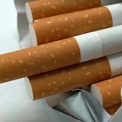 Opilá žena žebrala v baru v Holýšově cigarety