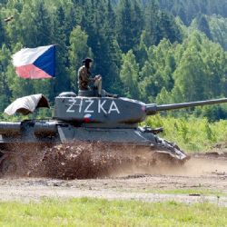 Desetitisíce lidí zamíří v sobotu ke Strašicím na tradiční armádní Bahna