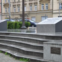 Obnova plzeňského památníku Díky, Ameriko se komplikuje