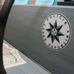 Řidička v České Kubici opustila auto, to se rozjelo a zbouralo, co mu stálo v cestě