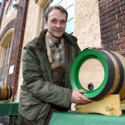 Pohlavkem za vyučenou se tovaryš stal právoplatným členem bednářské party Plzeňského Prazdroje