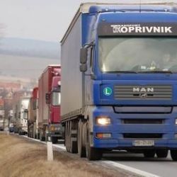 Na starou pražskou silnici u Rokycan nesmí kamiony