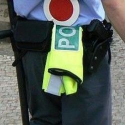 Motorkář ujížděl policistům, spadl a utíkal