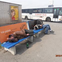 Pomočený muž ležel v Plzni na autobusáku, lavička zapáchala