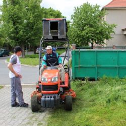 Prší častěji, centrální obvod Plzně musí sekat trávu  