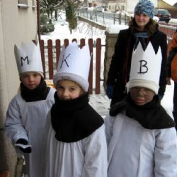 Průvod osmi stovek koledníků v úterý Kladrubech zahájí Tříkrálovou sbírku