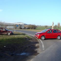U Oseka bourala dvě auta, řidičku ošetřili záchranáři