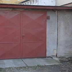 V Blovicích zmizely z garáže pneumatiky